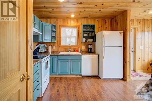 404 Horne Lake Road, Lanark Highlands, ON - Indoor Photo Showing Kitchen