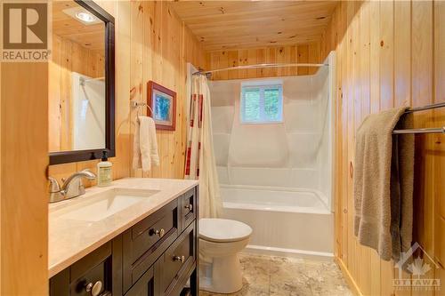 404 Horne Lake Road, Lanark Highlands, ON - Indoor Photo Showing Bathroom