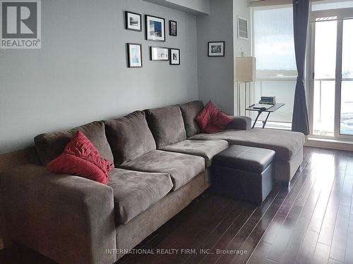 1609 - 208 Queens Quay W, Toronto (Waterfront Communities), ON - Indoor Photo Showing Living Room