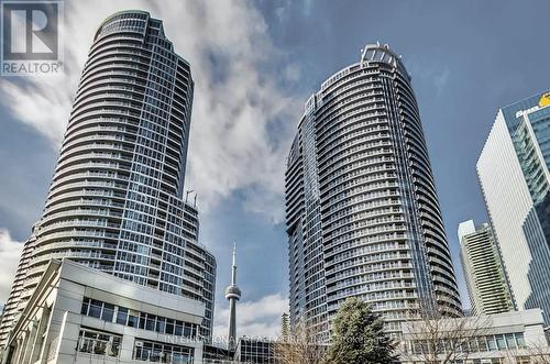 1609 - 208 Queens Quay W, Toronto (Waterfront Communities), ON - Outdoor With Facade