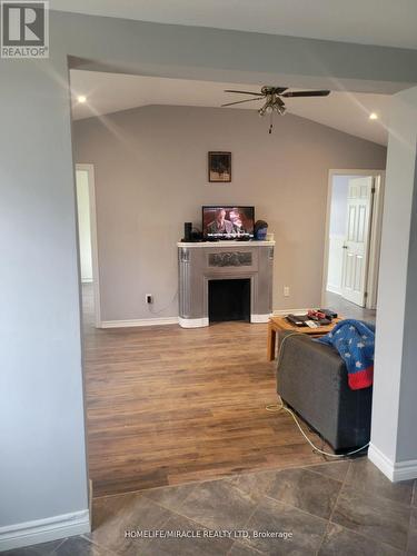 15 Brown Street, Belleville, ON - Indoor Photo Showing Other Room