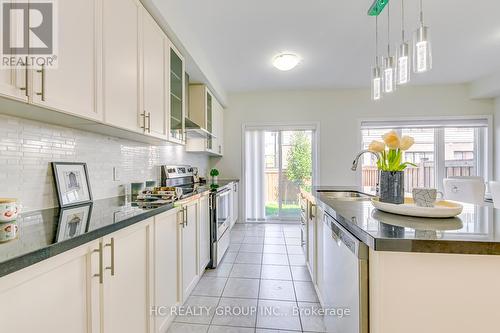 385 Athabasca Common, Oakville, ON - Indoor Photo Showing Kitchen With Upgraded Kitchen