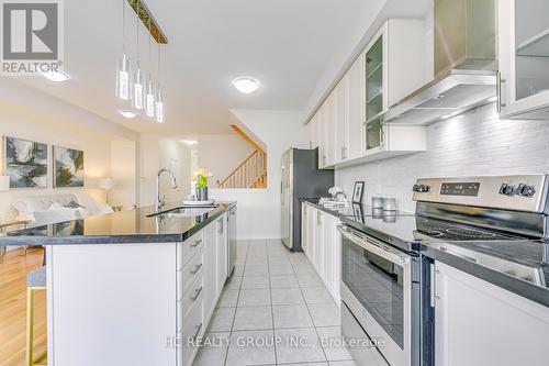 385 Athabasca Common, Oakville, ON - Indoor Photo Showing Kitchen With Upgraded Kitchen