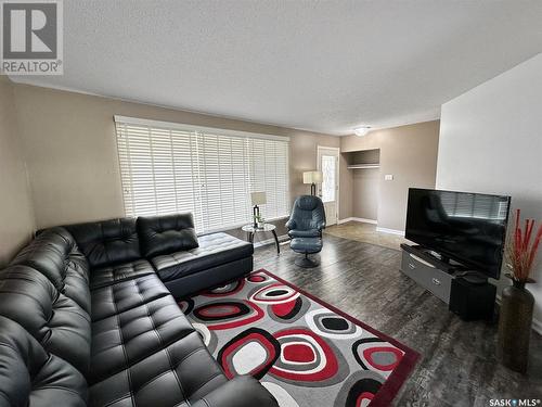 1671 Winnie Street, Swift Current, SK - Indoor Photo Showing Living Room