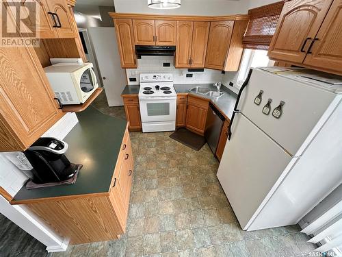 1671 Winnie Street, Swift Current, SK - Indoor Photo Showing Kitchen With Double Sink