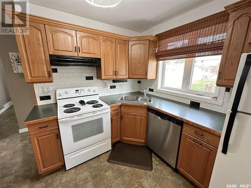 1671 Winnie Street, Swift Current, SK - Indoor Photo Showing Kitchen With Double Sink