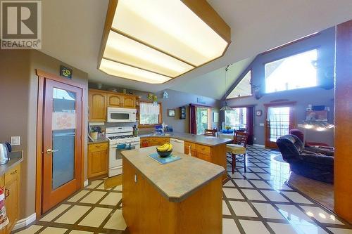 645 Badger Road, Tappen, BC - Indoor Photo Showing Kitchen