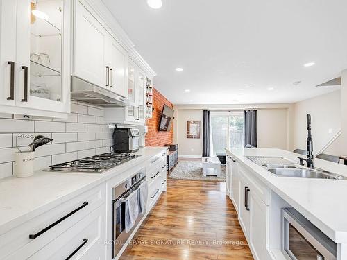 9-293 Limeridge Rd W, Hamilton, ON - Indoor Photo Showing Kitchen With Double Sink With Upgraded Kitchen