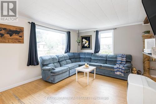 345 East Street, Orillia, ON - Indoor Photo Showing Living Room