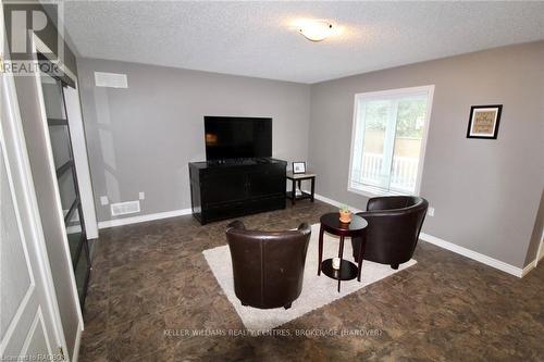 113 Lake Rosalind Road 1, Brockton, ON - Indoor Photo Showing Living Room