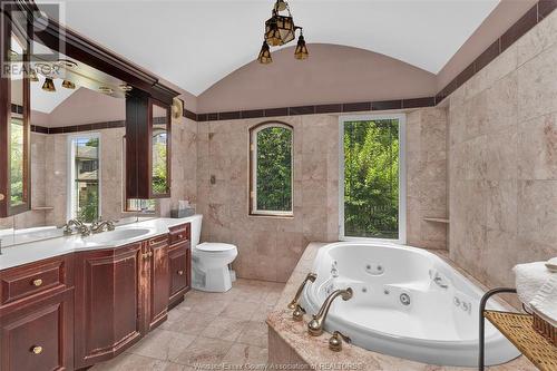 1077 Chilver Road, Windsor, ON - Indoor Photo Showing Bathroom