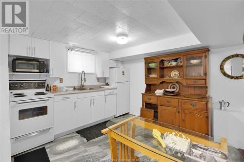 1077 Chilver Road, Windsor, ON - Indoor Photo Showing Kitchen