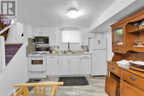 1077 Chilver Road, Windsor, ON - Indoor Photo Showing Kitchen