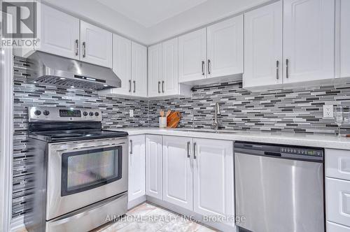 10 Olivewood Drive, Markham, ON - Indoor Photo Showing Kitchen With Upgraded Kitchen