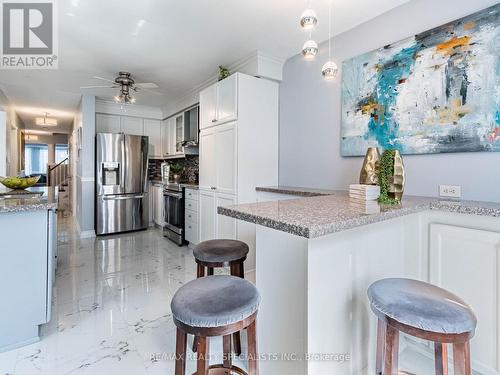 87 Porchlight Road, Brampton (Fletcher'S Creek Village), ON - Indoor Photo Showing Kitchen With Upgraded Kitchen