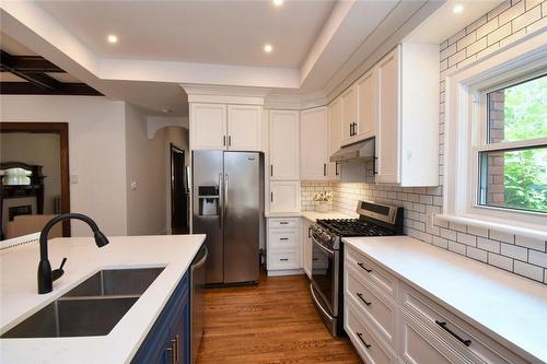 Lots of room for the chef! - 185 Fairleigh Avenue S, Hamilton, ON - Indoor Photo Showing Kitchen With Double Sink With Upgraded Kitchen