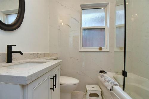 Bathroom - 185 Fairleigh Avenue S, Hamilton, ON - Indoor Photo Showing Bathroom