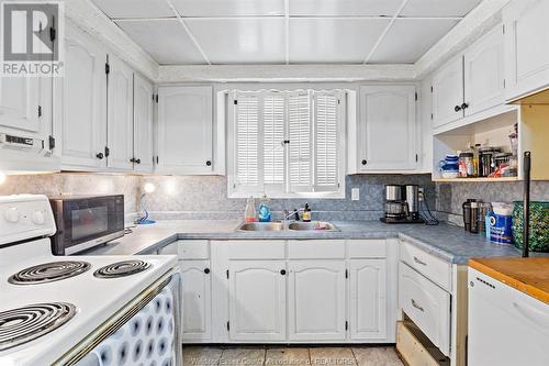 4665 Malden, Windsor, ON - Indoor Photo Showing Kitchen