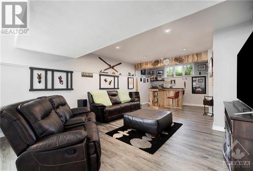 1322 Country Lane, Winchester, ON - Indoor Photo Showing Living Room