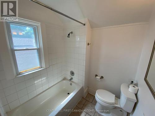 370 Victoria Street, London, ON - Indoor Photo Showing Bathroom