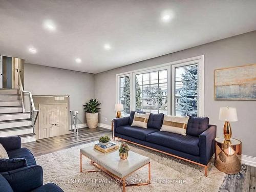 358 Agar Ave, Bradford West Gwillimbury, ON - Indoor Photo Showing Living Room