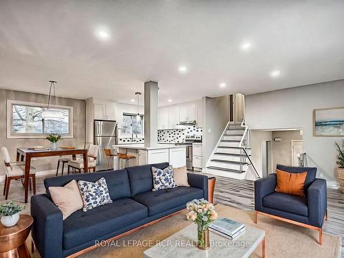 358 Agar Ave, Bradford West Gwillimbury, ON - Indoor Photo Showing Living Room