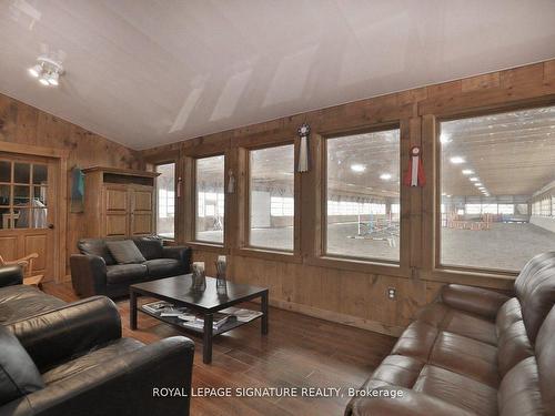 1694 Centre Rd, Hamilton, ON - Indoor Photo Showing Living Room