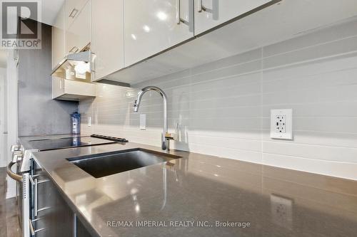 722 - 188 Fairview Mall Drive, Toronto (Don Valley Village), ON - Indoor Photo Showing Kitchen With Upgraded Kitchen