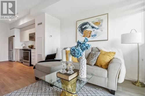 510 - 3237 Bayview Avenue, Toronto (Bayview Woods-Steeles), ON - Indoor Photo Showing Living Room