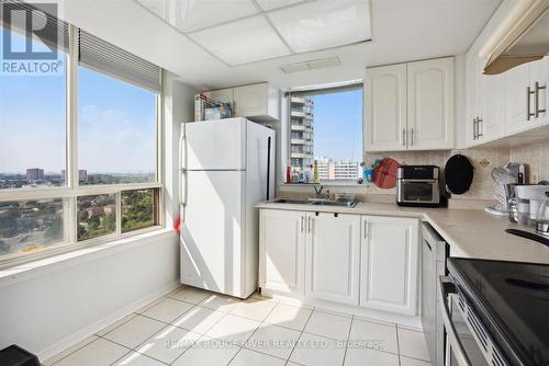 1521 - 3 Greystone Walk Drive, Toronto (Kennedy Park), ON - Indoor Photo Showing Kitchen With Double Sink