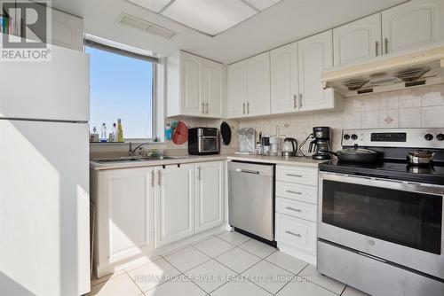 1521 - 3 Greystone Walk Drive, Toronto (Kennedy Park), ON - Indoor Photo Showing Kitchen