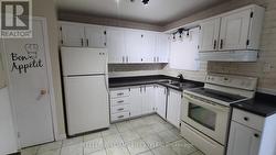 Kitchen with fridge and stove included - 