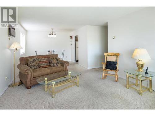 1055 Glenwood Avenue Unit# 109, Kelowna, BC - Indoor Photo Showing Living Room