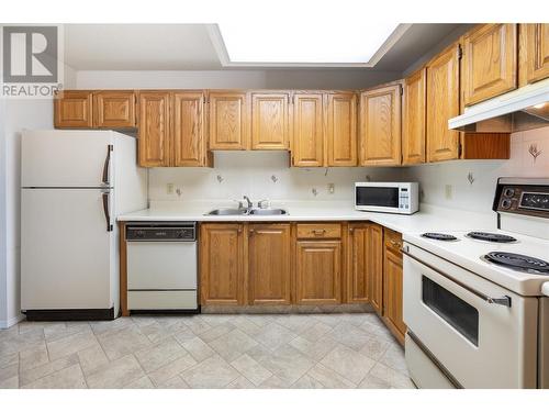 1055 Glenwood Avenue Unit# 109, Kelowna, BC - Indoor Photo Showing Kitchen With Double Sink