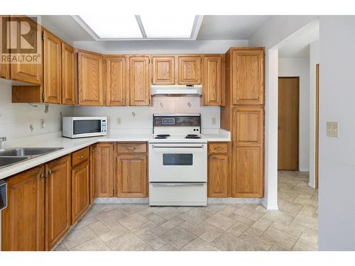 1055 Glenwood Avenue Unit# 109, Kelowna, BC - Indoor Photo Showing Kitchen With Double Sink