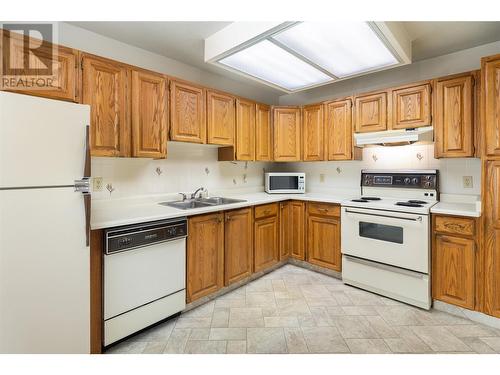 1055 Glenwood Avenue Unit# 109, Kelowna, BC - Indoor Photo Showing Kitchen With Double Sink