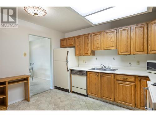 1055 Glenwood Avenue Unit# 109, Kelowna, BC - Indoor Photo Showing Kitchen With Double Sink