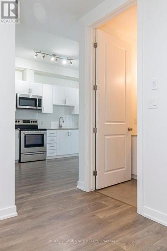 417 - 4040 Upper Middle Road, Burlington (Tansley), ON - Indoor Photo Showing Kitchen