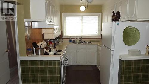 118 Axmith Ave, Elliot Lake, ON - Indoor Photo Showing Kitchen With Double Sink