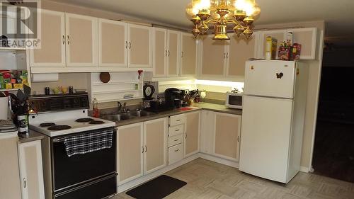 118 Axmith Ave, Elliot Lake, ON - Indoor Photo Showing Kitchen With Double Sink