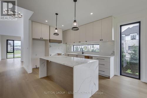 4 Kaiser Lane, Middlesex Centre (Komoka), ON - Indoor Photo Showing Kitchen With Upgraded Kitchen