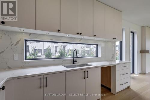 4 Kaiser Lane, Middlesex Centre (Komoka), ON - Indoor Photo Showing Kitchen