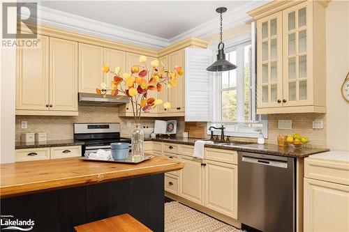 67 Clearbrook Trail, Bracebridge, ON - Indoor Photo Showing Kitchen