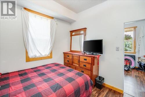 2489 Purdy Road, Robson, BC - Indoor Photo Showing Bedroom