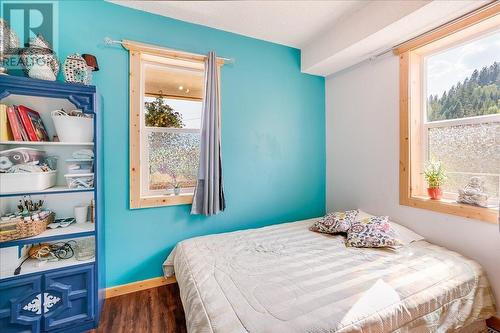 2489 Purdy Road, Robson, BC - Indoor Photo Showing Bedroom