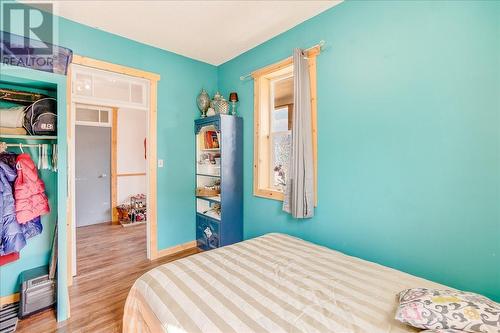 2489 Purdy Road, Robson, BC - Indoor Photo Showing Bedroom