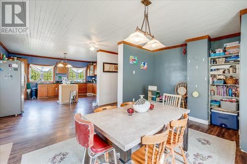 2489 Purdy Road, Robson, BC - Indoor Photo Showing Dining Room