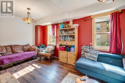 2489 Purdy Road, Robson, BC - Indoor Photo Showing Living Room