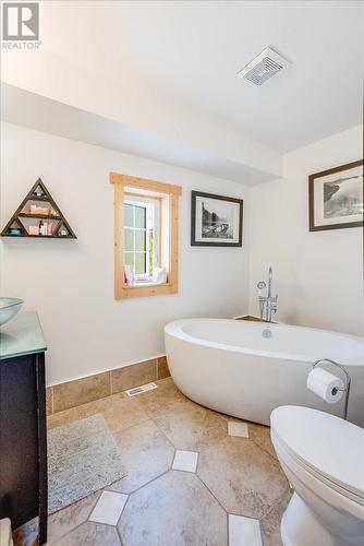 2489 Purdy Road, Robson, BC - Indoor Photo Showing Bathroom