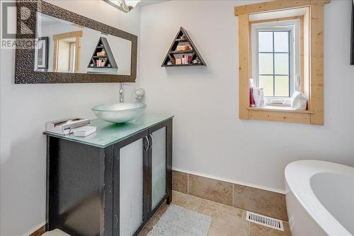 2489 Purdy Road, Robson, BC - Indoor Photo Showing Bathroom